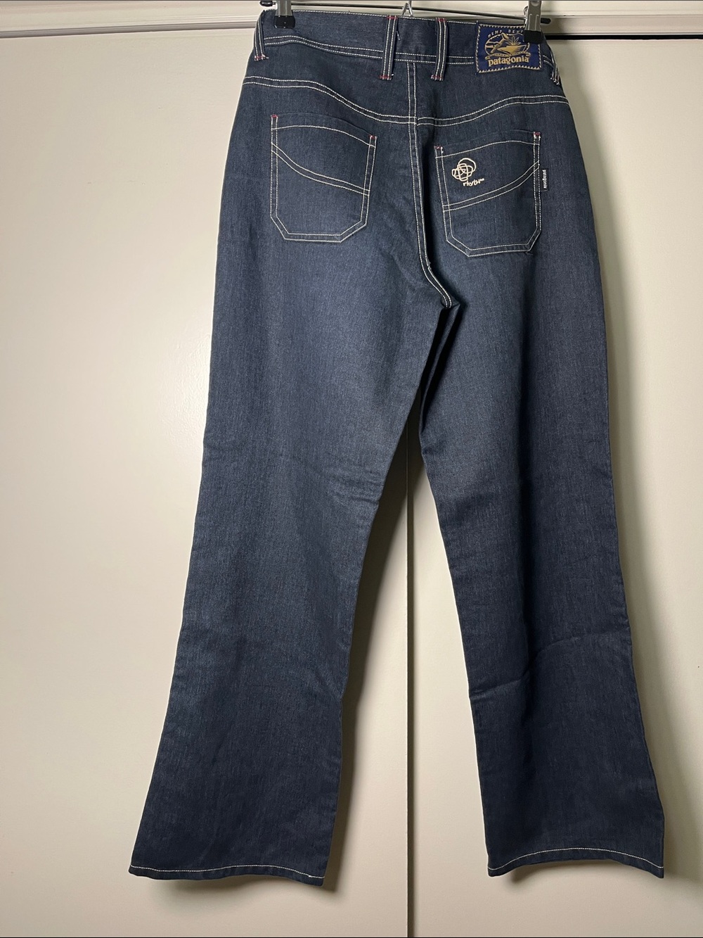 Patagonia Dark Blue Flare-Leg Women's Jeans Sz 6 NWOT has a teeny tiny flaw